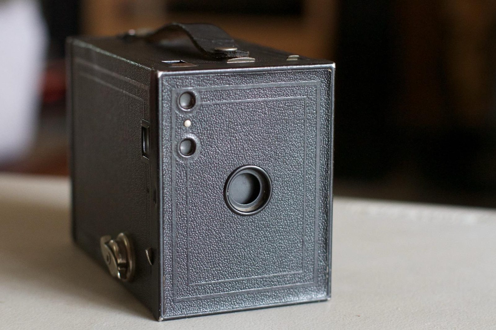 A KODAK BOX BROWNIE — THE ONE-DOLLAR CAMERA LINE LAUNCHED IN 1900. PHOTO: COGDOGBLOG, CC0.
