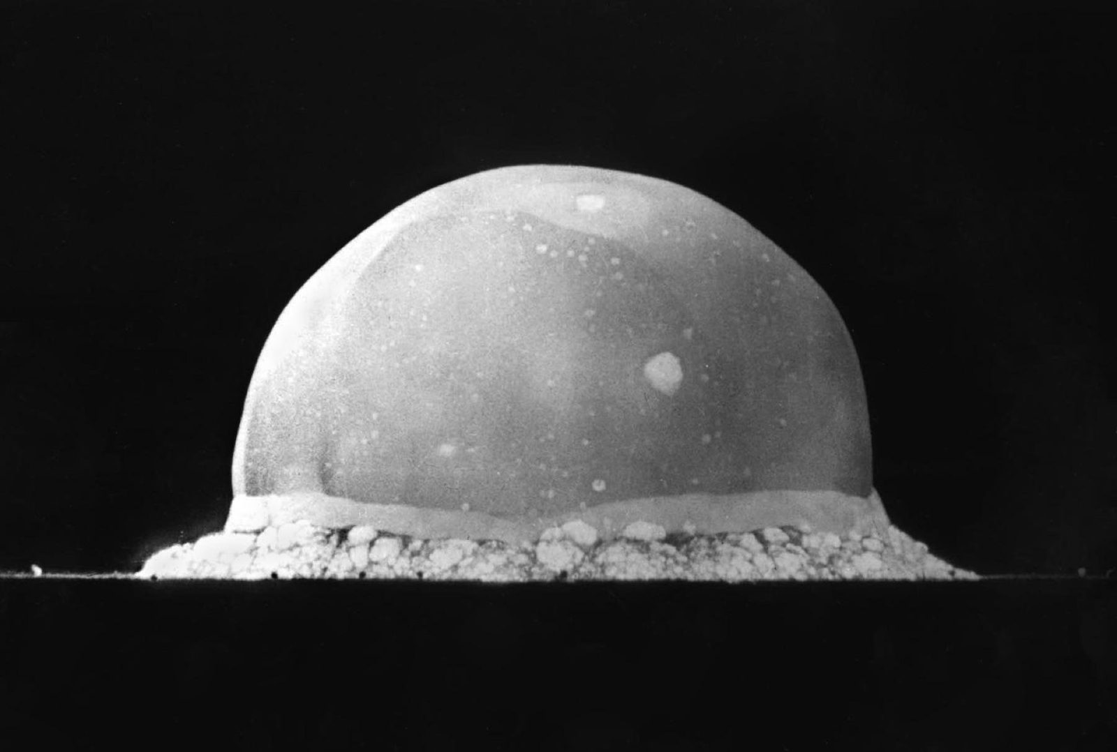 THE TRINITY FIREBALL 16 MILLISECONDS AFTER DETONATION, 16 JULY 1945. PHOTO: BERLYN BRIXNER, LOS ALAMOS NATIONAL LABORATORY. (PUBLIC DOMAIN)