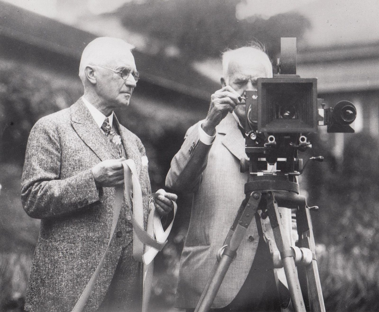 EASTMAN AND EDISON AT THE KODACOLOR DEMONSTRATION, EASTMAN'S ROCHESTER HOME, JULY 1928. NATIONAL PARK SERVICE / NPGALLERY. (PUBLIC DOMAIN)