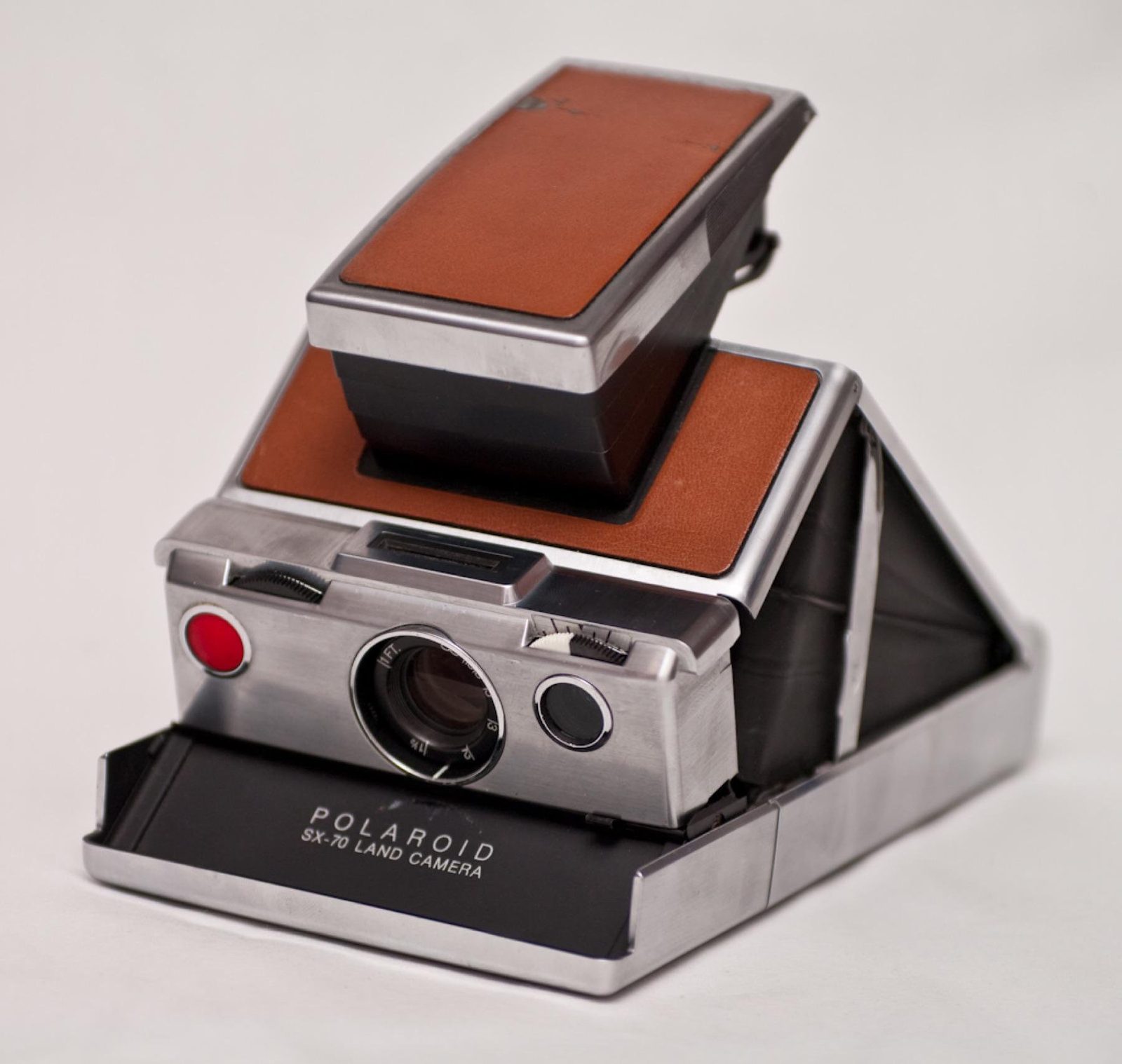 THE POLAROID SX-70 LAND CAMERA (1972). PHOTO: THOMAS BACKA, CC0.